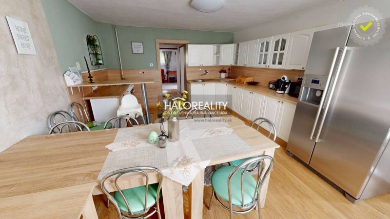 Predaj, rodinný dom Vitanová - EXKLUZÍVNE HALO REALITY - Kuchyňa v rodinnom dome s bielymi skrinkami a podlahou s dreveným dekorom.
