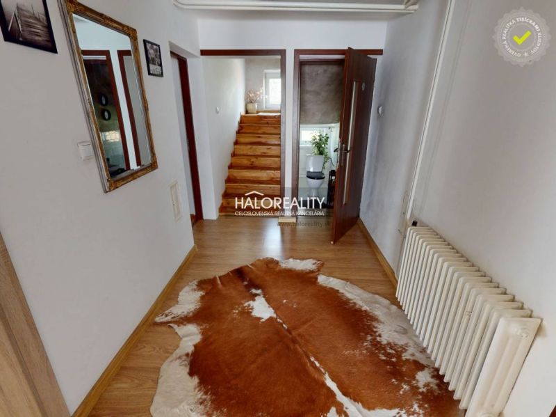 Predaj, rodinný dom Vitanová - EXKLUZÍVNE HALO REALITY - Interiér rodinného domu s podlahou s dreveným dekorom a schodiskom so zábradlím.