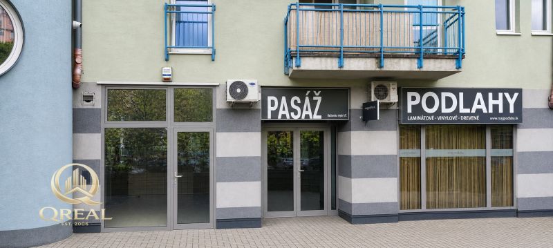 *Prenájom obchodného priestoru s výkladom, 26,3 m² – Račianske mýto* - Obchodné priestory na Račianskom mýte v Bratislave - Novom Meste s nápismi 