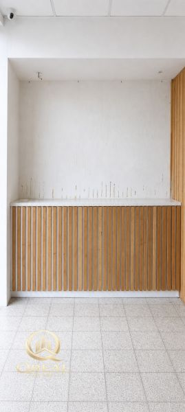 *Prenájom obchodného priestoru s výkladom, 26,3 m² – Račianske mýto* - Obchodné priestory s bielymi stenami a dreveným dekorom, dlaždicová podlaha.