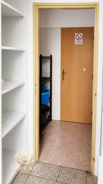 *Prenájom obchodného priestoru s výkladom, 26,3 m² – Račianske mýto* - V obchodných priestoroch sú biele poličky, dvere a regál na čistenie.