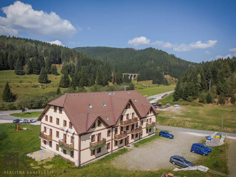 Príjemný rekreačný apartmán priamo pod zjazdovkou v Telgárte - Lesná kaviareň v Telgárte, prestavaná z vlakového vagóna s výhľadom na les.