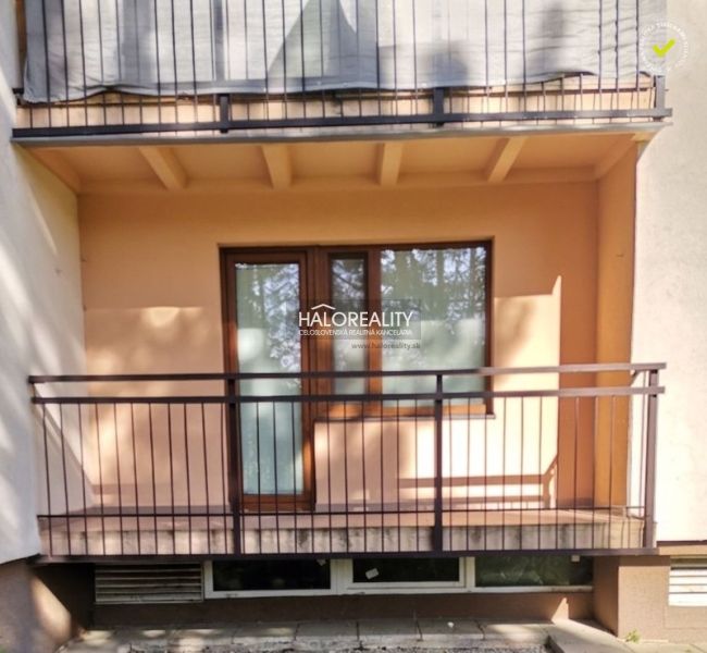 REZERVOVANÉ - Predaj, garsónka Myjava, s veľkou lodž... - Balkón garsónky v Myjave s kovovým zábradlím a svetlým fasádnym obložením.