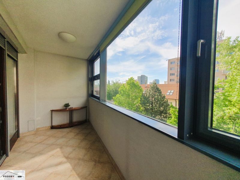 Kováčska ul. - predaj 3 izbového bytu - Zasklená lodžia v 3-izbovom byte s výhľadom na zeleň a mestskú panorámu.