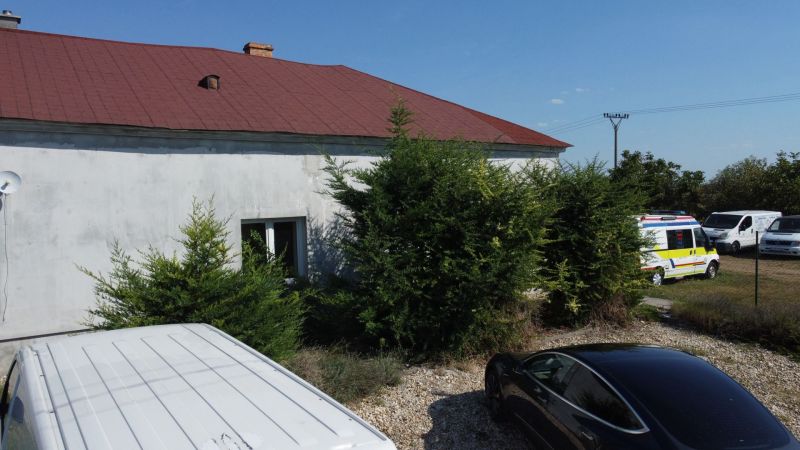 NA PREDAJ 3-IZBOVÝ RD (ČASŤ DVOJDOMU), ZEMIANSKA OLČA - Rodinný dom v Zemianskej Olči s viacerými zaparkovanými autami a zelenými kríkmi pred ním.