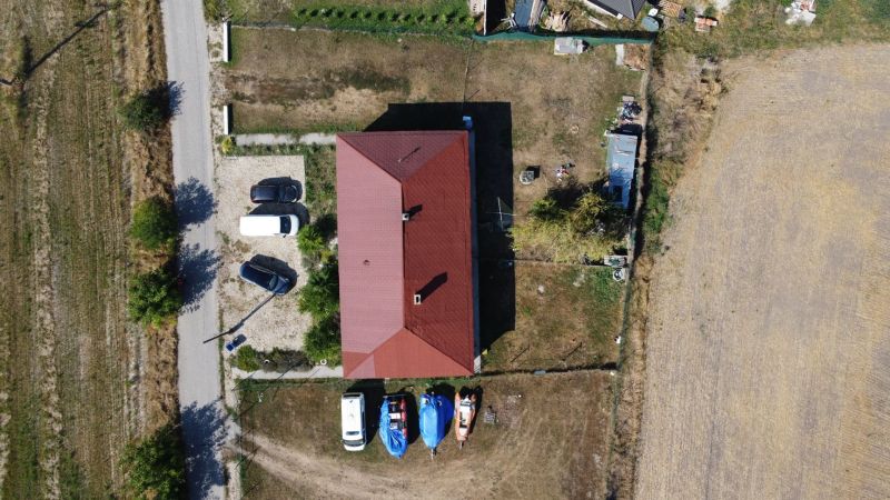 NA PREDAJ 3-IZBOVÝ RD (ČASŤ DVOJDOMU), ZEMIANSKA OLČA - Letecký pohľad na rodinný dom v Zemianskej Olči s prístreškom a parkoviskom.