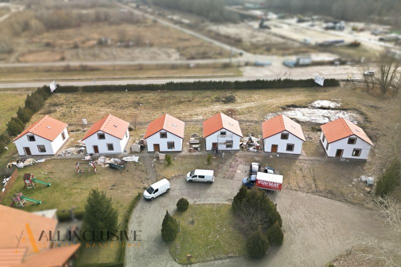 NA PREDAJ 4-IZBOVÉ RD – REZIDENČNÝ PROJEKT, GABČÍKOVO - Rodinné domy v Gabčíkove s červenými strechami, áutami a priľahlou cestou.