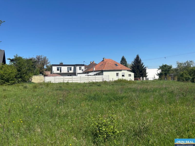 LUKRATÍVNY SP V BUDMERICIACH NA VÝSTAVBU RD ALEBO  BYT.DOMOV - 4459 m2 - Pozemky - bývanie na J.Rašu v Budmericiach s rodinnými domami a zeleňou.