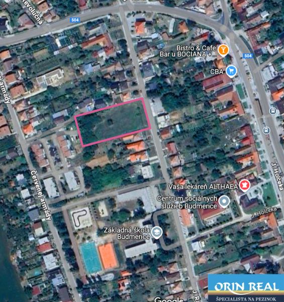 LUKRATÍVNY SP V BUDMERICIACH NA VÝSTAVBU RD ALEBO  BYT.DOMOV - 4459 m2 - Letecký pohľad na pozemky pre bývanie na ulici J. Rašu v Budmericiach.