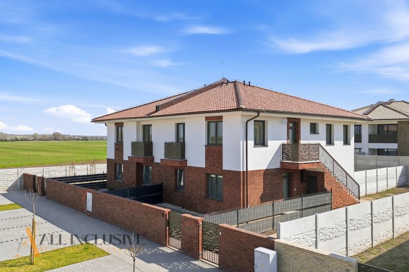 Na predaj 3-izb. byt so záhradou, Dunajská Streda - Exteriér bytového domu na Malom Blahove v Dunajskej Strede, ponúkajúci 3-izbové byty.