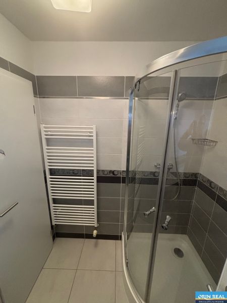 PRENÁJOM 1 IZB.BYTU NA MUŠKÁTE S PARKOVACÍM STÁTIM - Kúpeľňa s rohovým sprchovým kútom a radiátorom v 1-izbovom byte.