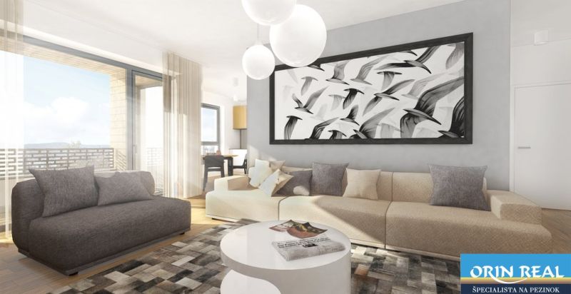 PREDAJ NADŠTANDARDNÉHO 4 IZB.BYTU V NOVOM KOMPLEXE-VINICE-150,18 m2 - Elegantná obývačka s veľkým oknom, obrazom a pohodlnými sedačkami v 4-izbovom byte.