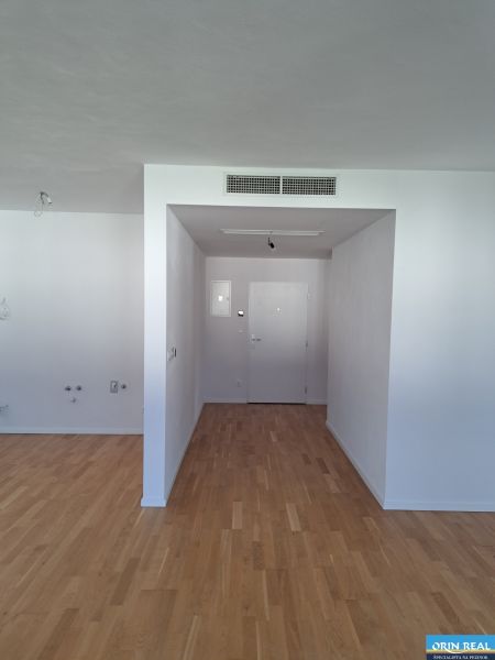 PREDAJ NADŠTANDARDNÉHO 4 IZB.BYTU V NOVOM KOMPLEXE-VINICE-150,18 m2 - Chodba s drevenou podlahou v 4-izbovom byte na ulici Obchodná, Bratislava.