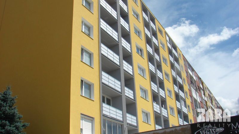 Ťahanovce - 4 izbový byt,  82 m2 + loggia. Krásny výhľad na mesto - Bytový dom so žlto-sivou fasádou a balkónmi na Budapeštianskej v Košiciach, Sídlisko Ťahanovce.