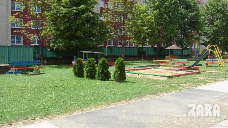 Ťahanovce - 4 izbový byt,  82 m2 + loggia. Krásny výhľad na mesto - Ihrisko so šmýkačkou a pieskoviskom na sídlisku v Košiciach na Budapeštianskej ulici.