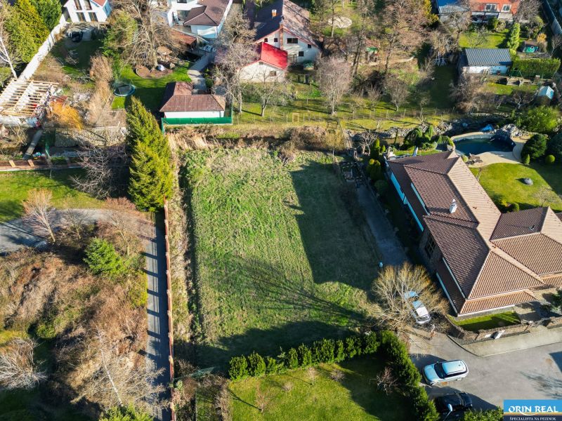  SP V LIMBACHU - 1310 m2 - SO ST.POVOLENÍM A PROJEKTOM V CENE - Na ulici Družstevná pozemky vhodné na bývanie, s budovami a vozovkou, príroda v okolí.