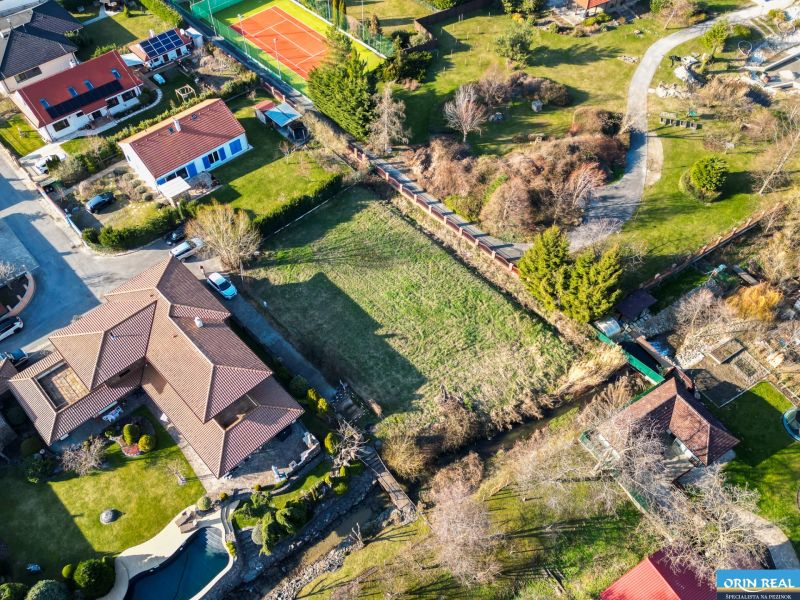  SP V LIMBACHU - 1310 m2 - SO ST.POVOLENÍM A PROJEKTOM V CENE - Letecký pohľad na ulicu Družstevná: prírodné pozemky ideálne na bývanie a rekreáciu.