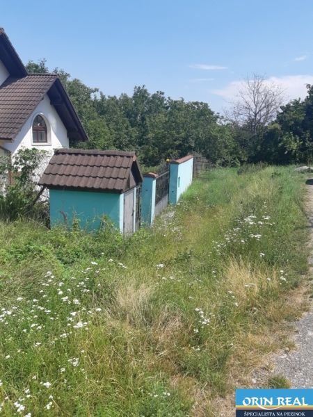 PREDAJ INVESTIČNÉHO POZEMKU V ŠENKVICIACH NA VÝSTAVBU RD - 2197 m2 - Trávnatý pozemok na Ružovej ulici v Šenkviciach s rodinným domom. Pozemky - bývanie.