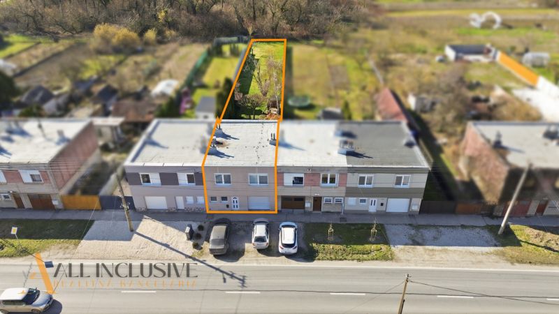 Na predaj 5-izb. posch. rad. rodinný dom, Kolárovo - Rodinný dom v Kolárove s priľahlou záhradou a parkovaním pred domom.