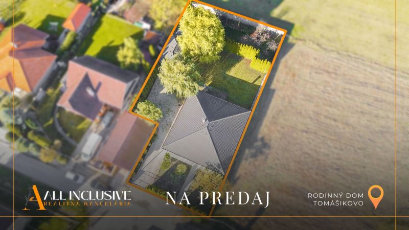 NA PREDAJ 4-IZBOVÝ RODINNÝ DOM V TOMÁŠIKOVE - Rodinný dom v Tomášikove so záhradou a stromami na predaj, pohľad zhora.