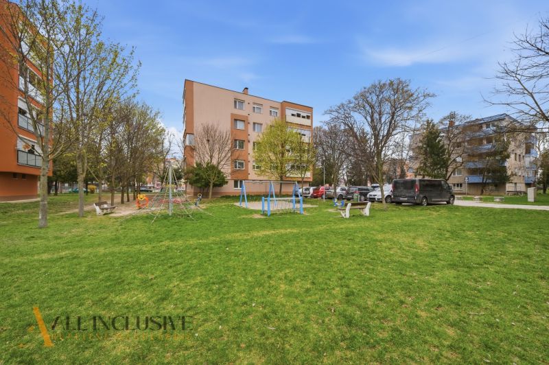 Na predaj 2-izb. byt s pivnicou, Kolárovo - Bytovka pri ihrisku v Kolárove, obklopená zeleňou a parkovaním.