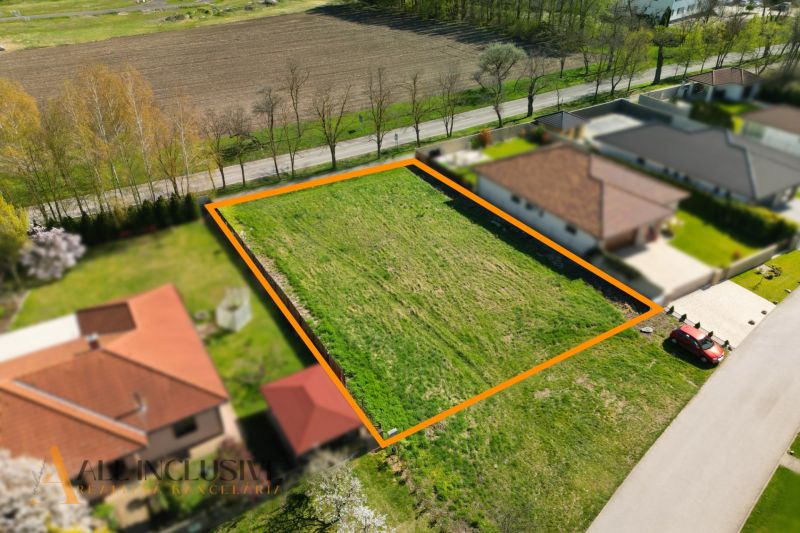 Na predaj 1046 m² stavebný pozemok, Malé Dvorníky - Pozemok na bývanie v Malých Dvorníkoch je ohraničený oranžovou čiarou, v susedstve domov.