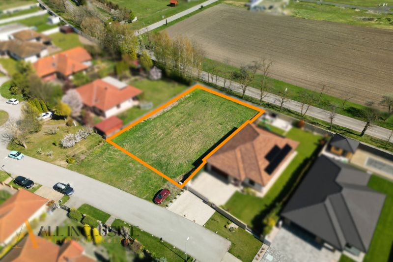 Na predaj 1046 m² stavebný pozemok, Malé Dvorníky - Pozemok na bývanie v Malých Dvorníkoch so zvýraznenými hranicami, vhodný pre stavbu domu.