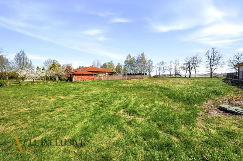 Na predaj 1046 m² stavebný pozemok, Malé Dvorníky - Zelený trávnatý pozemok vhodný na bývanie v obci Malé Dvorníky, obklopený stromami.