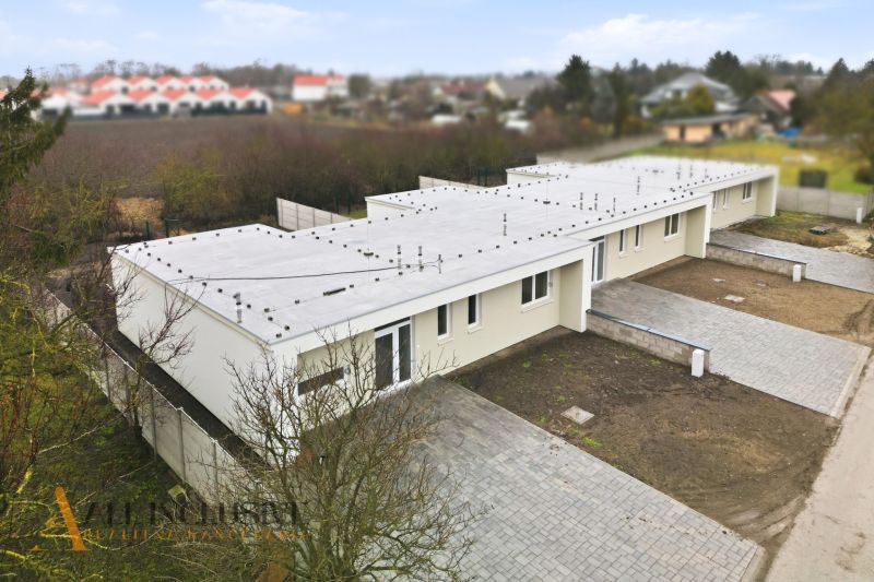 Na predaj 4-izbové novostavby, Veľká Paka - Rodinný dom na Čukárskej Pake vo Veľkej Pake s plochou strechou a dláždeným parkovaním.