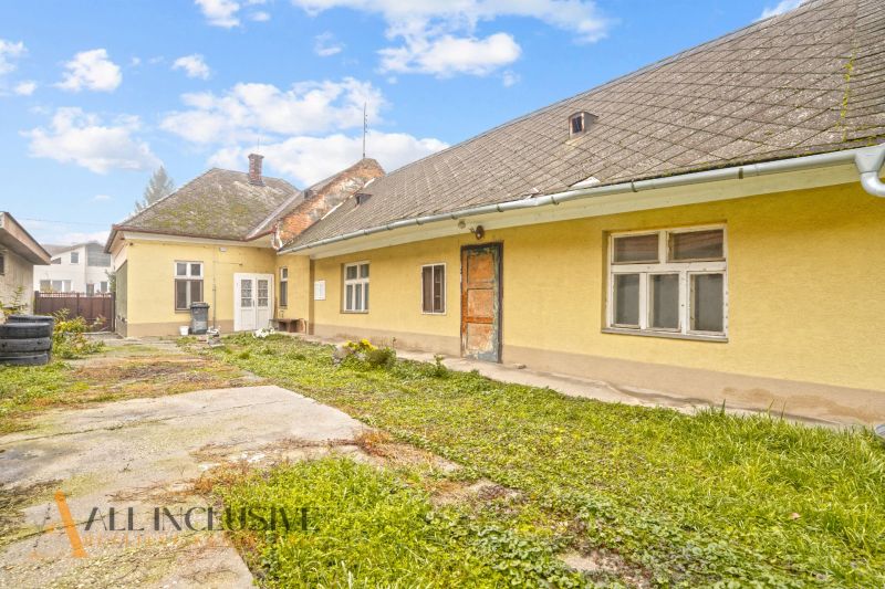 NA PREDAJ 4-IZBOVÝ RODINNÝ DOM V OBCI MOSTOVÁ - Rodinný dom v Mostovej s dvorom, starší stav, potrebná rekonštrukcia fasády aj strechy.