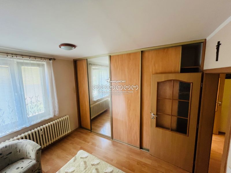 Predaj 3-izbového bytu, Michalská, Michalská, Hlohovec - Biela stena, skriňa s posuvnými dverami, podlaha s dreveným dekorom, 3-izbový byt.