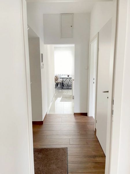 Veľkorysý 3 izbový byt 87m2 po rekonštrukcii, Wiener Neustadt - Chodba 3-izbového bytu s podlahou v drevenom dekore vedie do jedálne.
