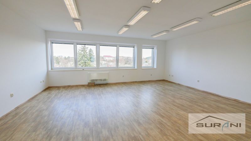Bez provízie RK | Kancelárie | 24 m² – 46 m² | parkovanie | Svornosti - Priestranná kancelária s podlahou s dreveným dekorom a veľkými oknami.