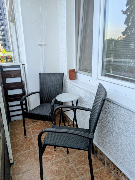 2izbový byt na prenájom v Dubnici nad Váhom  - Balkón v Dubnici nad Váhom na Centrum I s dvomi stoličkami a stolíkom.