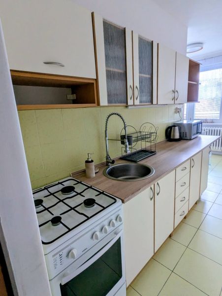 2izbový byt na prenájom v Dubnici nad Váhom  - Kuchyňa v 2-izbovom byte so sporákom, umývadlom a kuchynskou linkou.