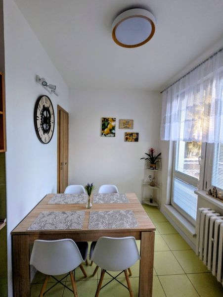 2izbový byt na prenájom v Dubnici nad Váhom  - Jedáleň v 2-izbovom byte s jedálenským stolom a dekoráciami.