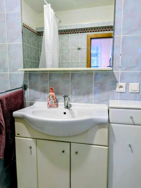2izbový byt na prenájom v Dubnici nad Váhom  - Kúpeľňa v 2-izbovom byte s umývadlom, zrkadlom a modrými obkladačkami.