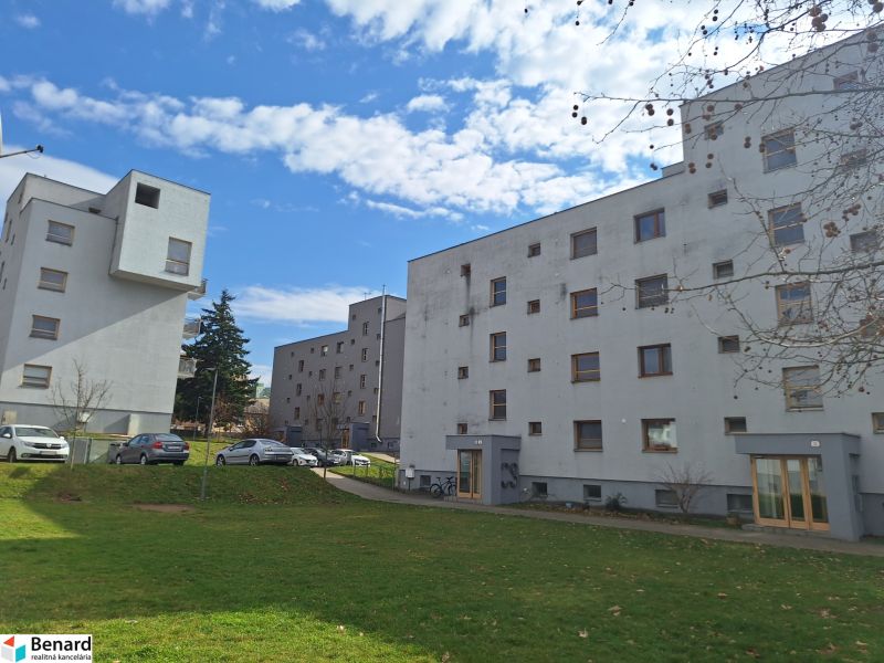 NA PRENÁJOM 2 IZBOVÝ TEHLOVÝ BYT, 55 M2, PREŠOV, ŠIRŠIE CENTRUM - Budovy dvoj-izbových bytov na Majakovského ulici v Prešove so zeleňou na dvore.