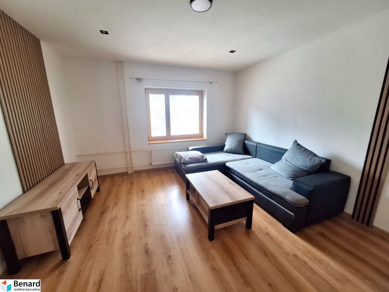 NA PRENÁJOM 2 IZBOVÝ TEHLOVÝ BYT, 55 M2, PREŠOV, ŠIRŠIE CENTRUM - Obývacia izba v 2-izbovom byte s drevenou podlahou, sedačkou a TV stolíkom.