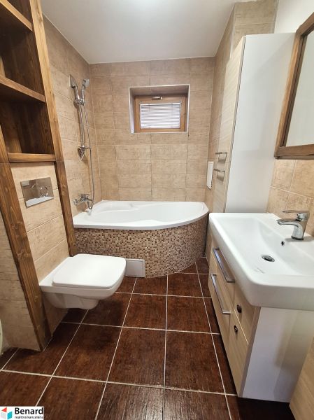 NA PRENÁJOM 2 IZBOVÝ TEHLOVÝ BYT, 55 M2, PREŠOV, ŠIRŠIE CENTRUM - Kúpeľňa v 2-izbovom byte s vaňou a skrinkami, svetlohnedé obklady a dlažba.