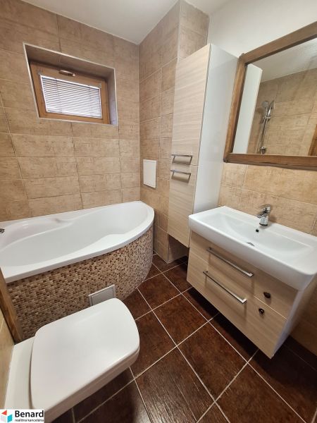 NA PRENÁJOM 2 IZBOVÝ TEHLOVÝ BYT, 55 M2, PREŠOV, ŠIRŠIE CENTRUM - Kúpeľňa s rohovou vaňou, umývadlom a toaletou v 2-izbovom byte.