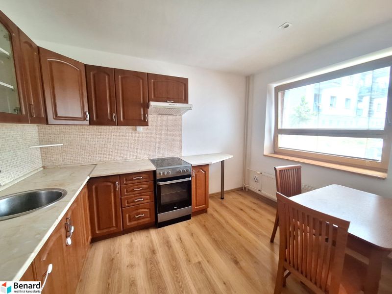 NA PRENÁJOM 2 IZBOVÝ TEHLOVÝ BYT, 55 M2, PREŠOV, ŠIRŠIE CENTRUM - Kuchyňa v 2-izbovom byte so vstavanými skrinkami a jedálenským stolom.