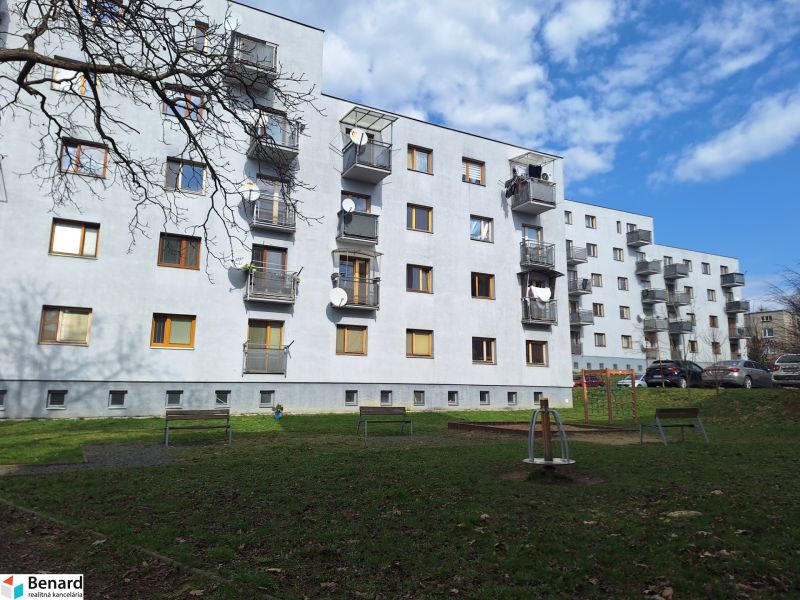 NA PRENÁJOM 2 IZBOVÝ TEHLOVÝ BYT, 55 M2, PREŠOV, ŠIRŠIE CENTRUM - Bytový dom na ulici Majakovského v Prešove obklopený zeleňou a parkoviskom.