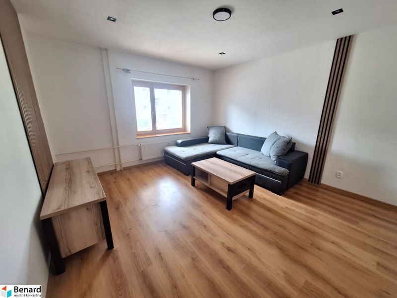 NA PRENÁJOM 2 IZBOVÝ TEHLOVÝ BYT, 55 M2, PREŠOV, ŠIRŠIE CENTRUM - Obývačka v 2-izbovom byte s pohovkou, stolíkmi a drevenou podlahou.