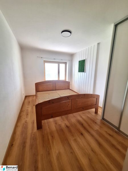 NA PRENÁJOM 2 IZBOVÝ TEHLOVÝ BYT, 55 M2, PREŠOV, ŠIRŠIE CENTRUM - Spálňa s drevenou posteľou a vstavanou skriňou v 2-izbovom byte.