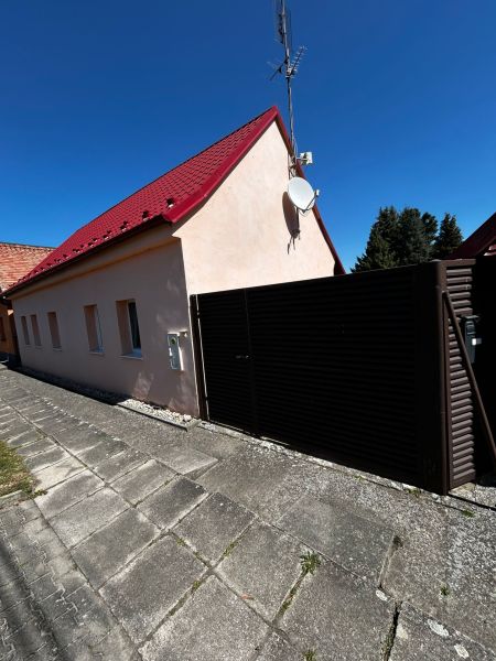Vidiecky dom na predaj Mikulášov - Rodinný dom na Mikulášov v Lakšárskej Novej Vsi s červenou strechou a satelitom.