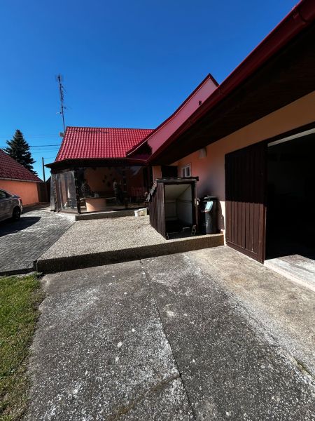 Vidiecky dom na predaj Mikulášov - Rodinný dom v Mikulášove v Lakšárskej Novej Vsi s červenou strechou a dvorom.
