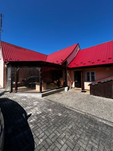 Vidiecky dom na predaj Mikulášov - Rodinný dom v Lakšárskej Novej Vsi na Mikulášove s červenou strechou a vydláždeným dvorom.