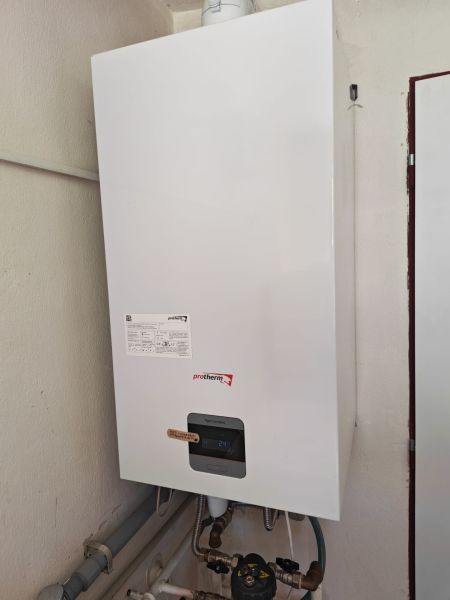 Vidiecky dom na predaj Mikulášov - Nástenný plynový kotol Protherm v technickej miestnosti rodinného domu.