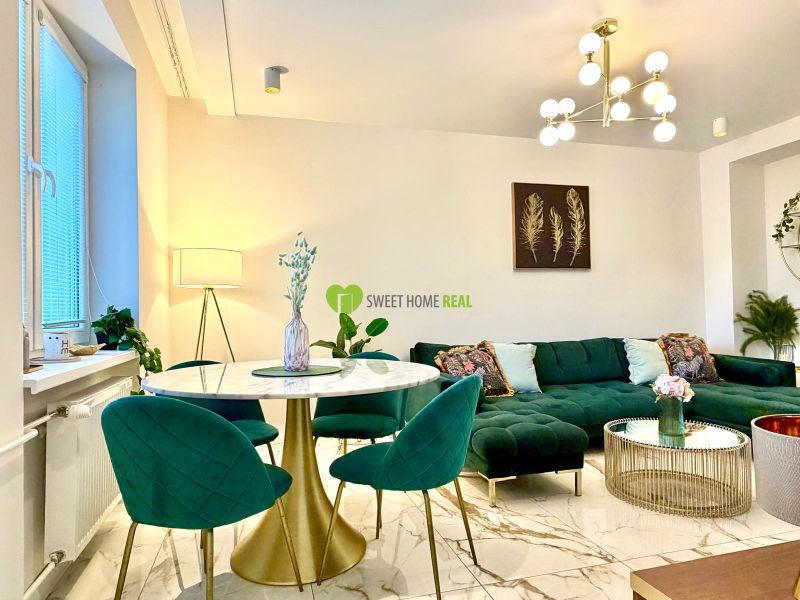 TOP! na prenájom 3i luxusný byt v centre Michaloviec s veľkou terasou - Obývacia izba v 3-izbovom byte, zelená sedačka, mramorový stôl, výrazné svietidlo.